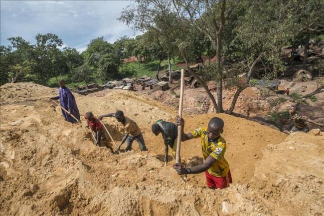 Conservation :SORTIE VOLONTAIRE DES EXPLOITANTS ILLEGAUX DES MINERAIS DE LA RFO A BADENGEDO APRES L’ULTIMATUM DU GENERAL DAVID KITENGE AMISI